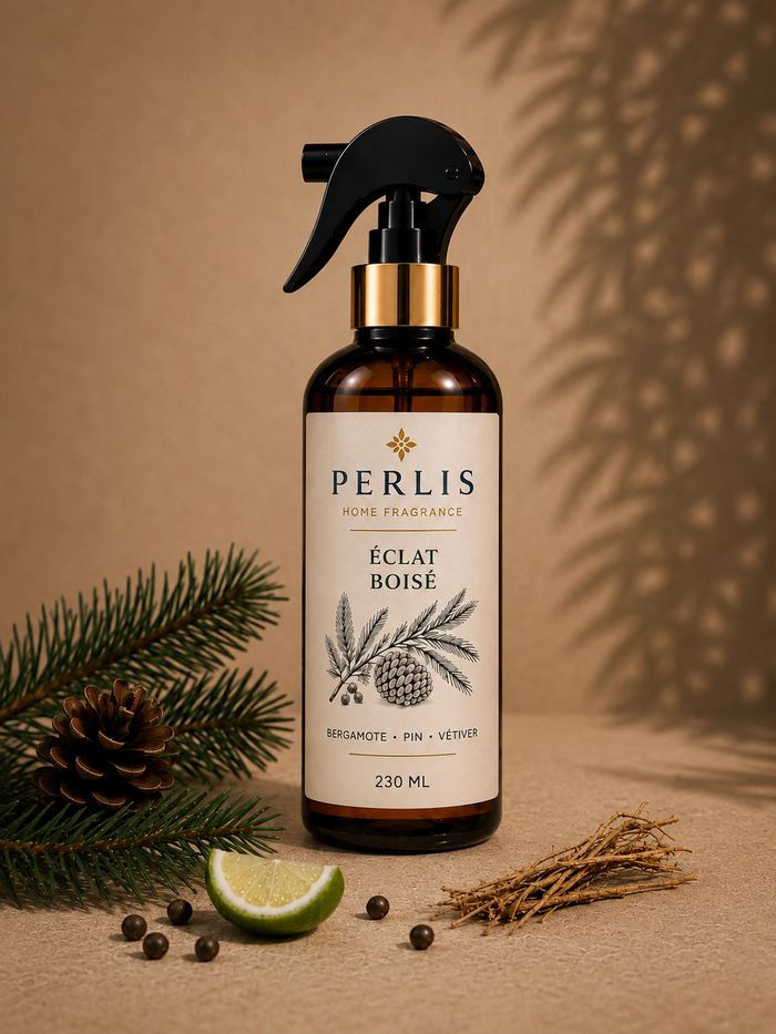 PERLIS Éclat Boisé — visuel section Parfums (portrait 3:4)